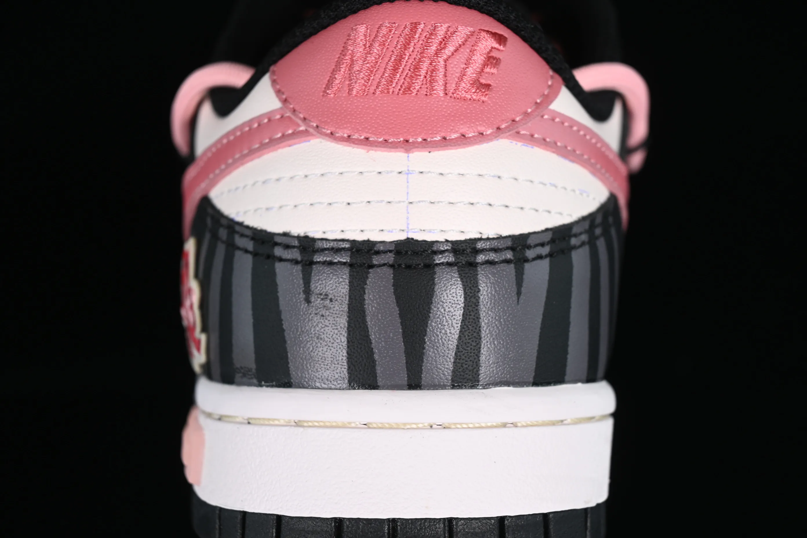All Categories Nk SB Dunk Series Nk SB Dunk Low Low-top Sneakers Nk Dunk Low Panda Prank-Summer Theme Gesanghua Strawberry Oreo SB Strap Low-top Casual Sneakers CW1590-100